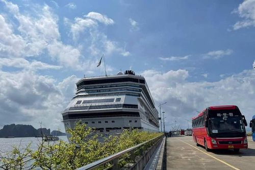 Tàu biển Costa Serena đưa 3.500 khách du lịch từ Hong Kong (Trung Quốc) đến Hạ Long