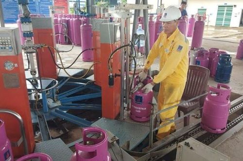 Giá gas tháng 10 tiếp tục tăng thêm 6.000 đồng/bình 12kg