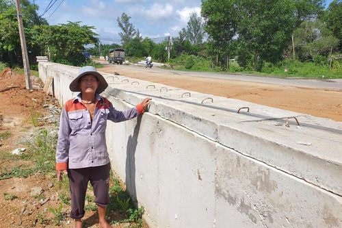 Cống thoát nước 'chắn' đường