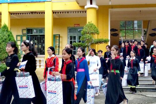 Trao gửi tình cảm của bạn đọc Báo SGGP đến với vùng lũ Tuyên Quang
