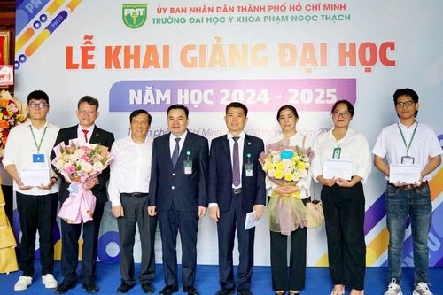 Trao 100 triệu đồng Học bổng Nguyễn Văn Hưởng đến sinh viên y khoa xuất sắc