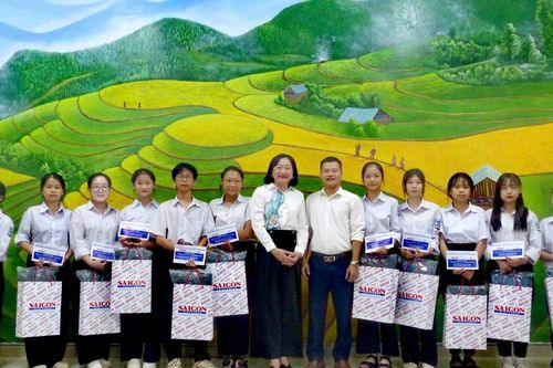 Báo SGGP trao hỗ trợ cho nhà trường, học sinh ở Tuyên Quang