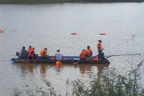 Bình Phước: Chèo thuyền qua sông, người đàn ông bị co giật rơi xuống sông mất tích