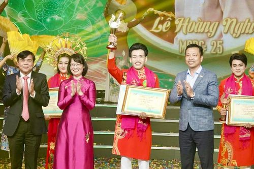 Thí sinh Lê Hoàng Nghi đoạt giải Chuông vàng Vọng cổ năm 2024