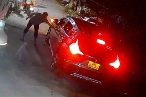 Tài xế xe taxi công nghệ bị chém ở huyện Bình Chánh