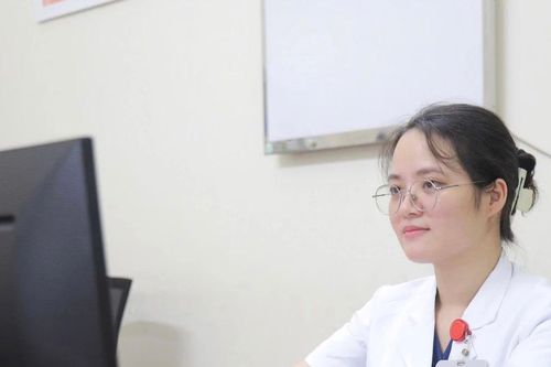 Nữ bác sĩ bị tai nạn hy hữu nghiêm trọng ở quán cà phê đi làm trở lại bằng xe lăn