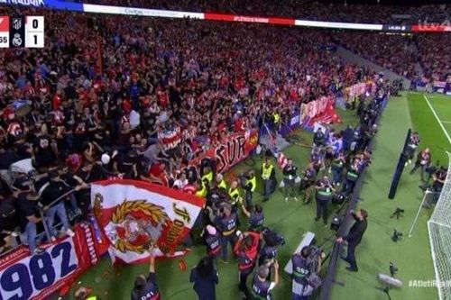Cổ động viên nổi loạn, trận derby Madrid tạm dừng 15 phút