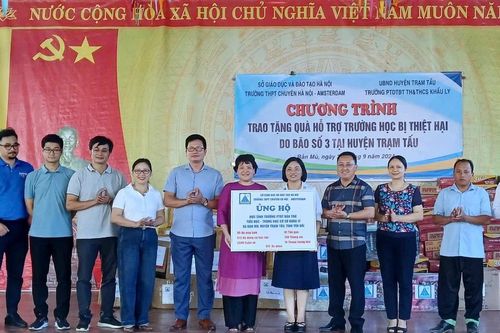 Thầy trò Trường THPT chuyên Hà Nội Amsterdam tặng quà trường bị ảnh hưởng bão lũ
