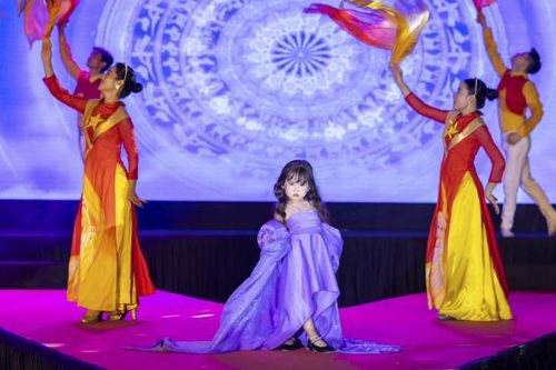 Trần Gia Hân – Cô bé mẫu nhí với nụ cười tỏa nắng chinh phục làng thời trang