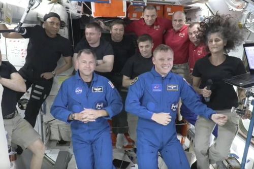 Tàu vũ trụ của SpaceX đã đến giải cứu các phi hành gia NASA bị kẹt trên ISS
