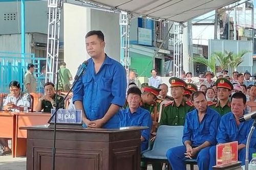 Xét xử nhóm đối tượng sơn lại tàu, đưa ngư phủ trốn ra nước ngoài đánh bắt trái phép