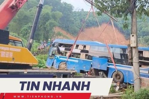 TIN NHANH: Phút bất lực khi nhìn quả đồi sập xuống ở Hà Giang; Đêm nay biển động rất mạnh do bão Krathon