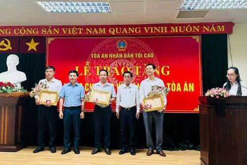 Chào cờ định kỳ đầu tuần và trao Kỷ niệm chương 'Vì sự nghiệp Tòa án'