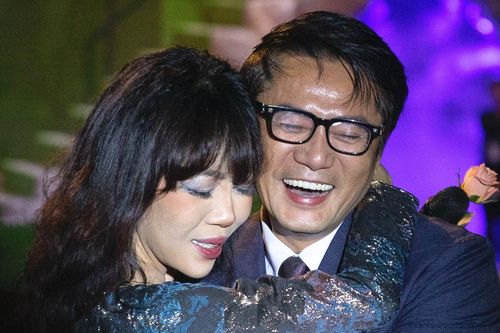 Trác Thúy Miêu bật khóc rồi ôm lấy 'Jang Dong Gun Việt Nam'
