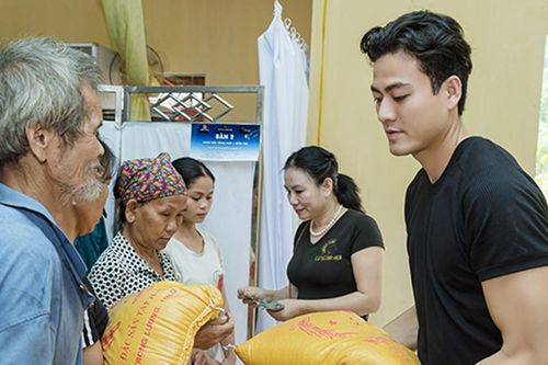 Á quân Mister Vietnam 2024 tặng quà, phát thuốc cho bà con bị ảnh hưởng bão lũ