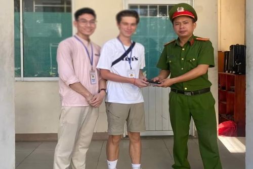 Mua lại điện thoại trộm cắp rồi liên hệ chủ nhân đòi tiền chuộc