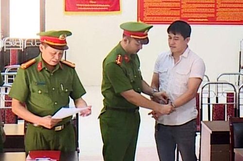 Đình chỉ công tác cán bộ địa chính 'tự chế' giấy phép xây dựng