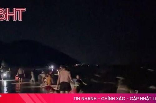 Hàng trăm người dân Hà Tĩnh soi đèn ra biển nhặt 'lộc trời'