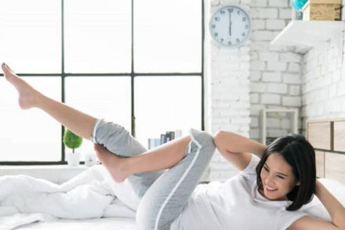 10 bài tập cơ bụng bạn có thể thực hiện trong khi xem Netflix trên giường
