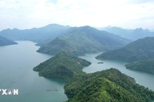 Chiêm ngưỡng vẻ đẹp hùng vỹ của vịnh Pá Khôm ở Lai Châu