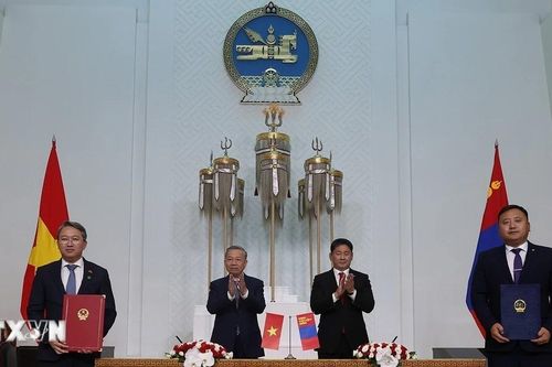 Hai nhà lãnh đạo Việt Nam và Mông Cổ chứng kiến Lễ ký các văn kiện hợp tác