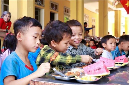 Ấm lòng 'Cơm trên bản' tại Yên Bái
