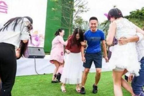 Kết đôi cho người 'ế': 1 tháng đút túi vài tỉ