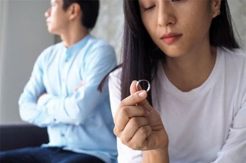 Ngày làm thủ tục ly hôn, em trai gọi điện hồ hởi hỏi một câu khiến tôi vội vàng xé đơn rồi xin chồng quay lại