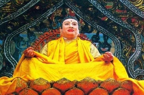 Đứng đầu cõi Phật, tại sao Phật Tổ Như Lai lại có tóc, khác hẳn các đệ tử cạo trọc đầu?
