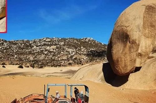 Tảng đá độc lạ nhất Việt Nam: Cao tương đương nhà 3 tầng, nằm ở vị trí chênh vênh nhiều năm không đổ
