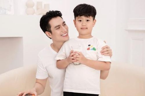 Con trai Việt Anh mới 7 tuổi đã biết kiếm tiền, ngoại hình thế nào mà được khen điển trai hơn bố?