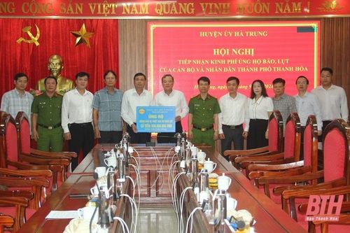 Bí thư Thành ủy, Chủ tịch HĐND TP Thanh Hóa Lê Anh Xuân trao tặng kinh phí hỗ trợ các huyện bị thiệt hại do mưa lũ