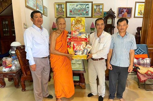Ban Tôn giáo tỉnh chúc mừng Lễ Sene Dolta tại các chùa Khmer huyện Tri Tôn