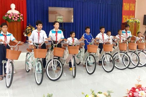 Tặng 20 xe đạp cho học sinh nghèo xã Châu Lăng