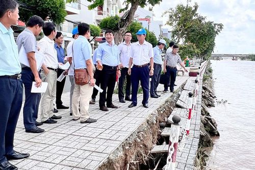 Khảo sát các khu vực sạt lở trên địa bàn TP. Long Xuyên