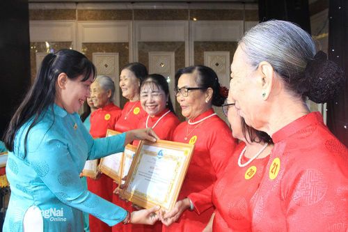 Phụ nữ cao tuổi nêu gương sáng
