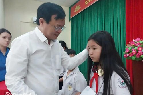Trưởng ban Dân vận Tỉnh ủy Cao Tiến Dũng trao học bổng tại huyện Thống Nhất