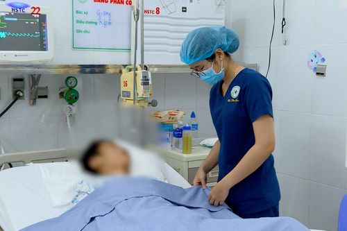 Sửa bóng đèn tại phòng trọ ở Biên Hòa, bé trai bị điện giật ngưng thở 20 phút