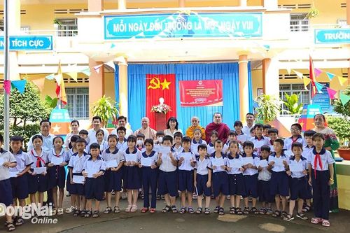 Ban Dân vận Tỉnh ủy trao học bổng cho học sinh tại một số địa phương của tỉnh