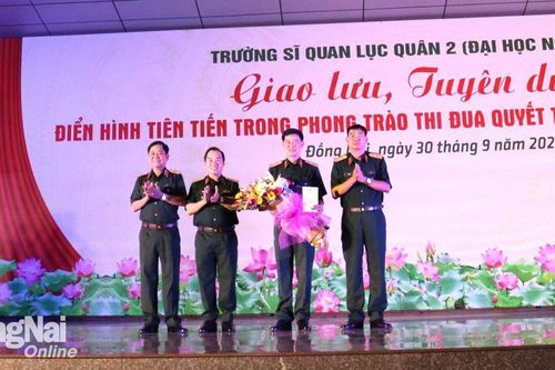 Giao lưu, tuyên dương 12 tập thể, 76 cá nhân điển hình tiên tiến trong phong trào Thi đua quyết thắng