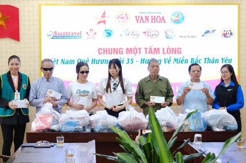 Trao 60 suất quà cho nạn nhân chất độc da cam và người khuyết tật