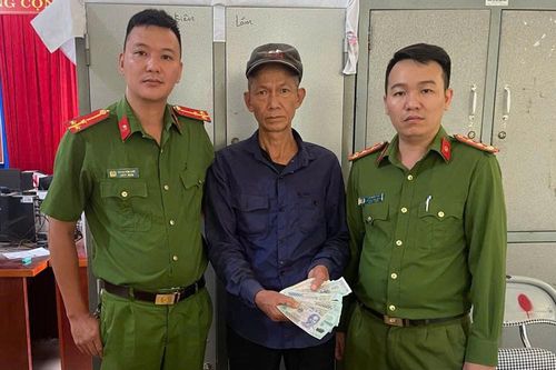 Công an xã Nậm Lúc trao trả tài sản cho người đánh rơi
