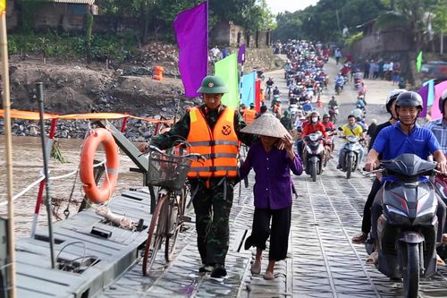 Bộ đội đảm bảo an toàn cho người dân lưu thông qua cầu phao