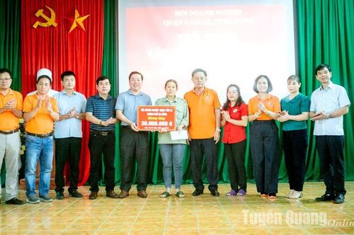 Hội Doanh nghiệp quận Cẩm Lệ, Tp Đà Nẵng hỗ trợ 140 triệu đồng cho các hộ gia đình bị thiệt hại do bão