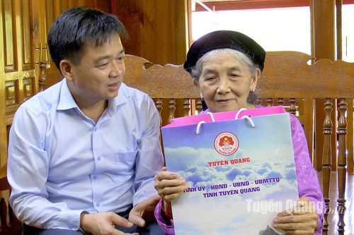 Trưởng Ban Dân vận Tỉnh ủy, Chủ tịch Ủy ban MTTQ tỉnh Nguyễn Hưng Vượng thăm, tặng quà người cao tuổi tại huyện Lâm Bình