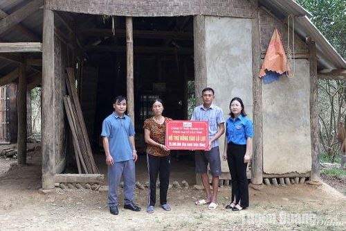Hỗ trợ 32 triệu đồng cho các hộ dân bị ảnh hưởng thiên tai xã Quý Quân
