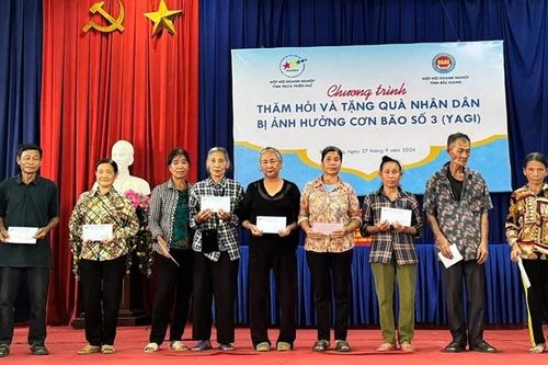 Thăm, tặng quà cho người dân các tỉnh phía Bắc bị ảnh hưởng do bão Yagi