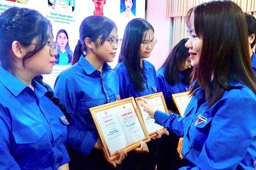 Tuyên dương 21 'Học sinh 3 tốt' và 'Học sinh 3 rèn luyện' cấp tỉnh
