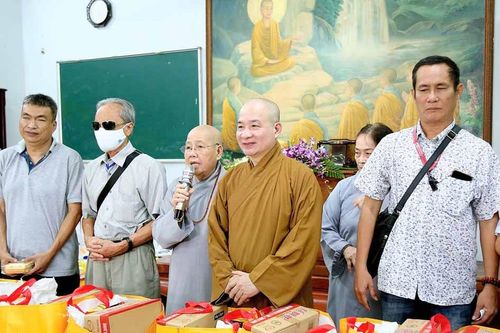 Chùa Phước Viên, tu viện Tường Vân tặng quà đến người khiếm thị và trao học bổng Nguyễn Hữu Thọ