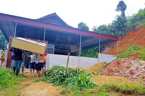 Phát hiện núi có dấu hiệu sạt lở, Nghệ An di dời khẩn cấp 4 hộ dân